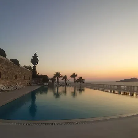 Havuzlu Sitede Deniz Manzarali 度假居 Milas