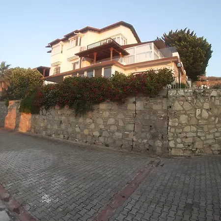 Havuzlu Sitede Deniz Manzarali 度假居